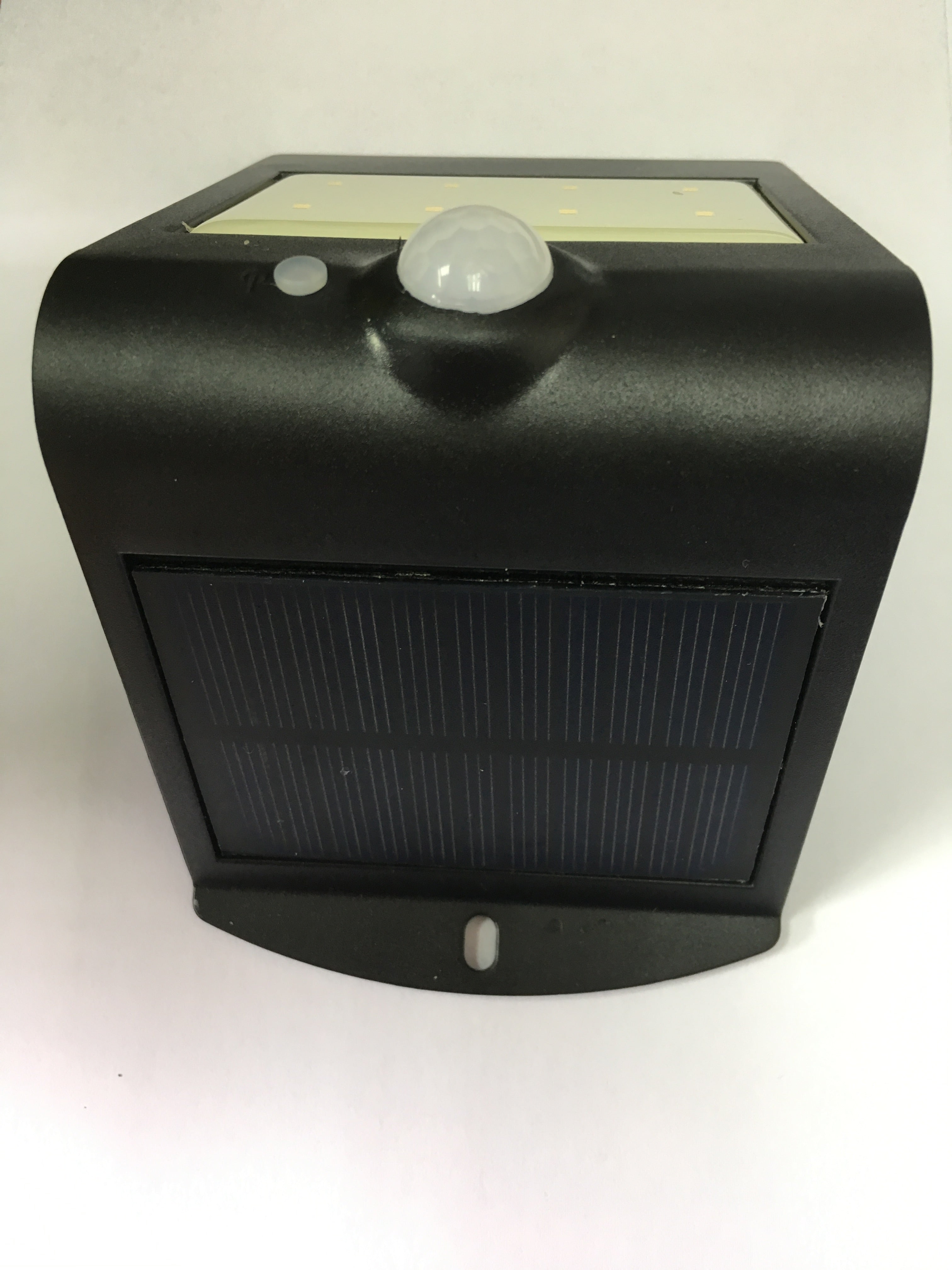 LUCECO LEXS65B65 Solar PIR Wall Light – Motion Sensor, IP44 Splashproof