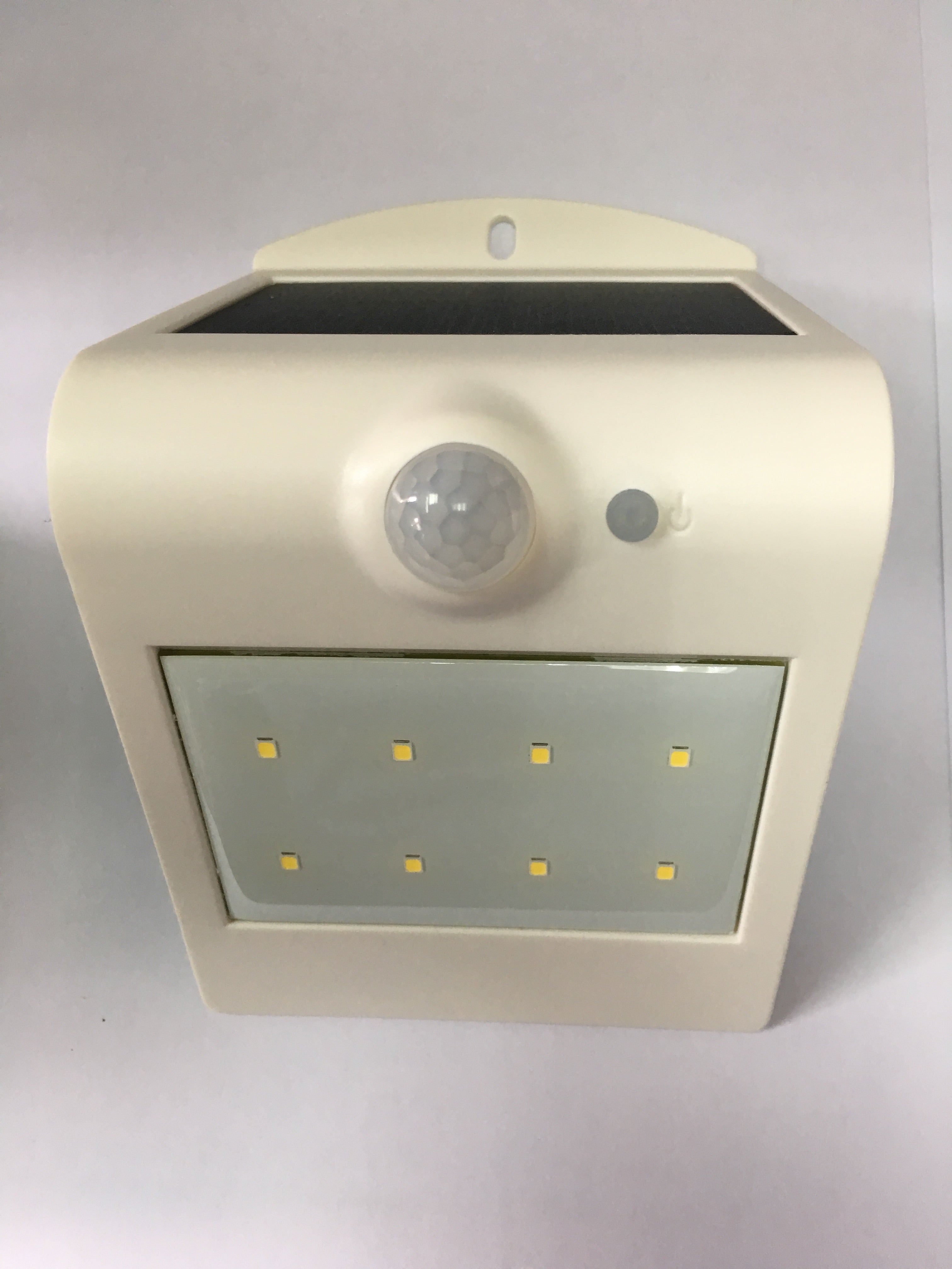 LUCECO LEXS65B65 Solar PIR Wall Light – Motion Sensor, IP44 Splashproof