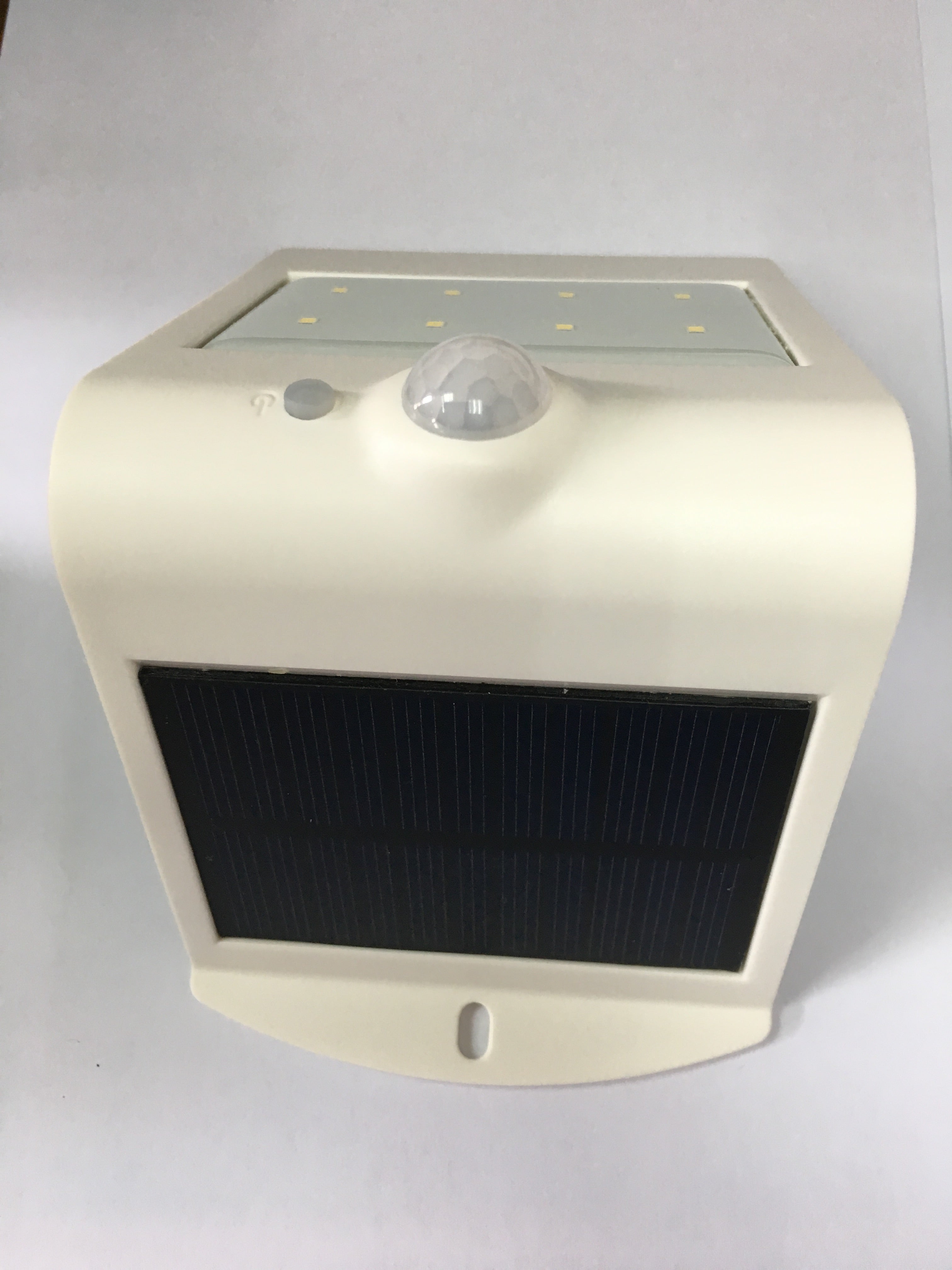 LUCECO LEXS65B65 Solar PIR Wall Light – Motion Sensor, IP44 Splashproof