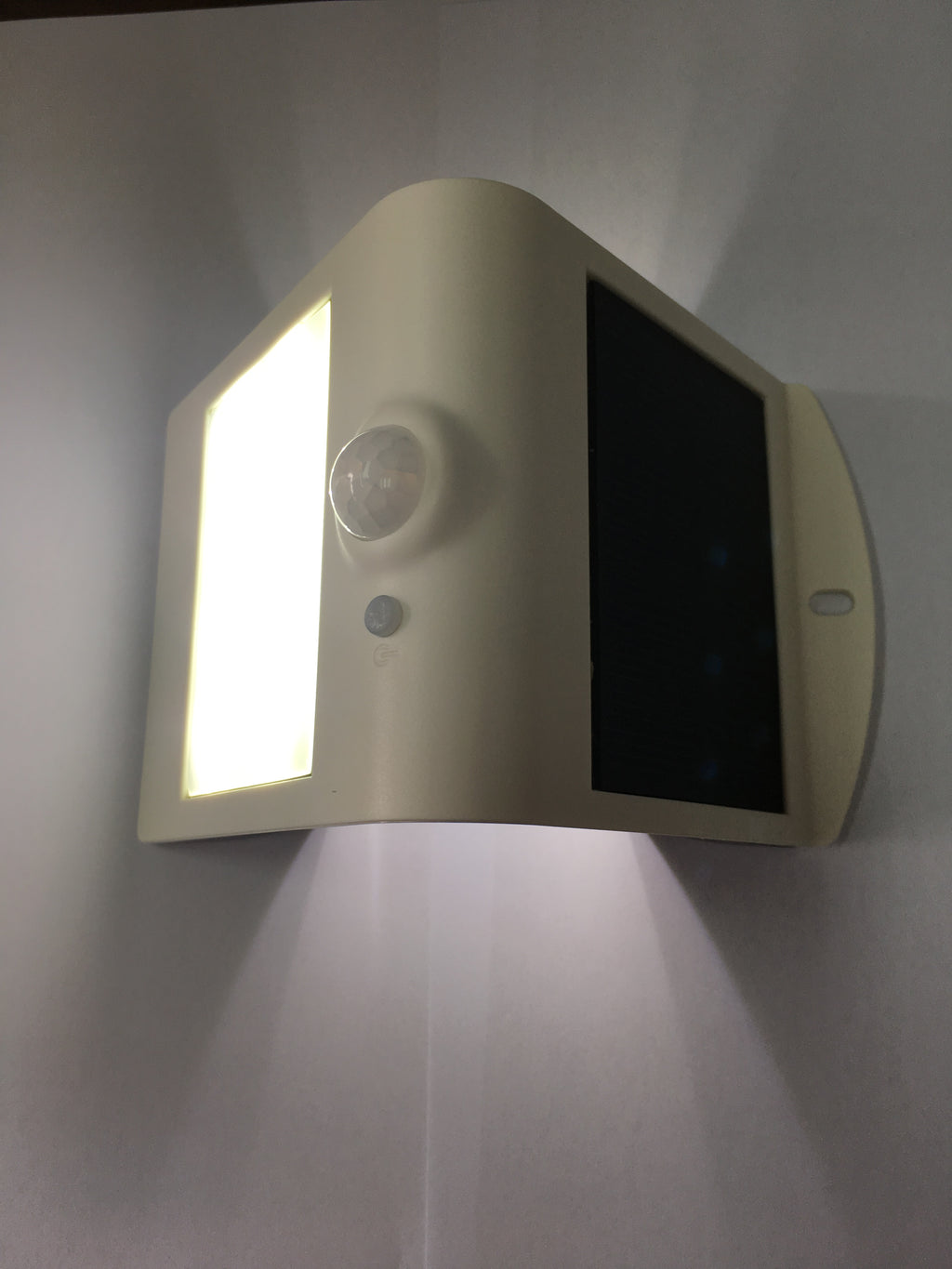 LUCECO LEXS65B65 Solar PIR Wall Light – Motion Sensor, IP44 Splashproof